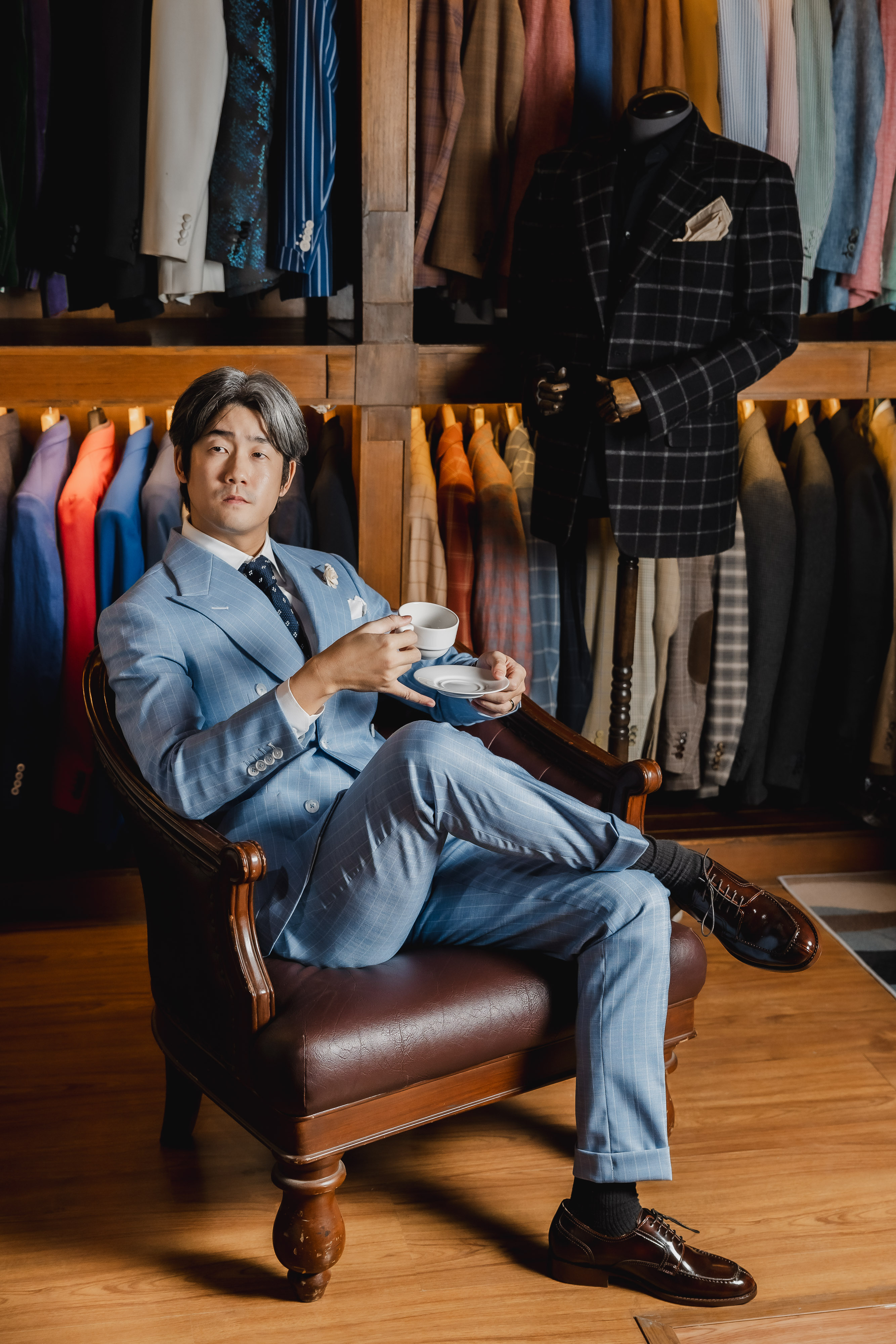 Light blue suit with coffee